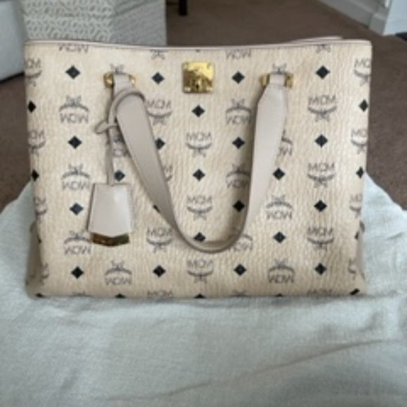 MCM Handbag and matching wallet - Picture 5 of 7